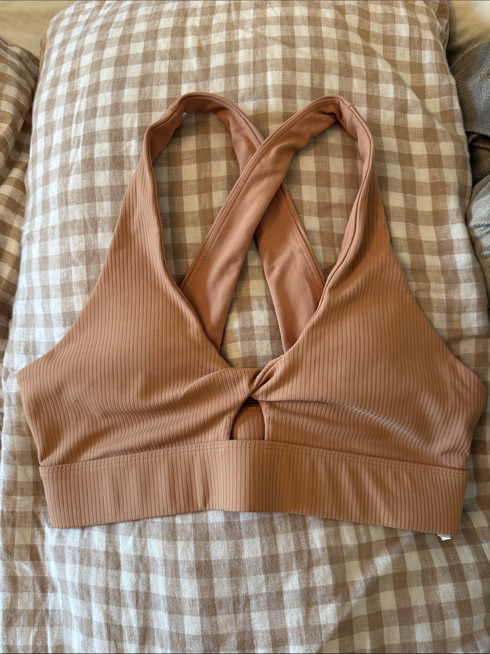Fabletics Oasis Rib Twist Medium Impact Sports Bra in Quicksand. Size Medium